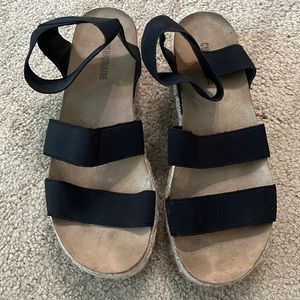 CUSHIONAIRE Mandy Stretch Platform Sandal